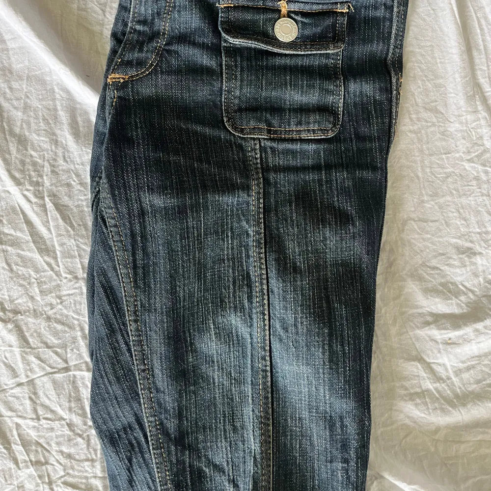 Ett par snygga mörkblå jeans ifrån hm som inte säljs längre. Jag är ca 160 och den passar perfekt.  För fler frågor skriv privat 💕. Jeans & Byxor.