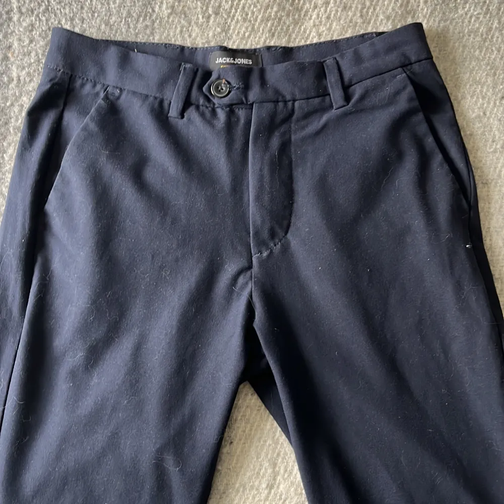 Chinos/kostymbyxor från jack&jones i fint skick Använda endast ett antal gånger Nypris:599kr. Farkut & Housut.