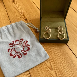 Silver örhängen - Örhängen från wos i 925 sterling silver. Så fint skick och jättecoola. Nypris 1800kr, köp direkt för 900 men pris kan diskuteras!💕