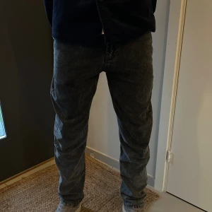 svarta jeans  - säljer mina svarta grunt jeans, skitsnygga passar till allt! Pris kan diskuteras  