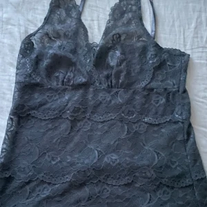 Fint spetslinne  - Jättefint linne i spets. Strl xs 