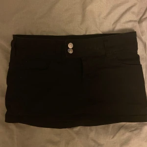 Mini jeanskjol - Jättesöt mini jeanskjol med fickor där bak och snygg detalj vid dragkedjan