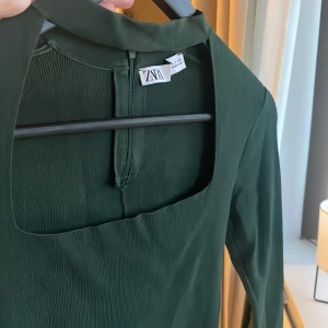 Snygg zara tröja  - Säljer nu denna snygga zara tröjan då den inte kommer till användning. Har använt den cirka 5 ggr kankse🌸den är i bra skick och är riktigt fin💕