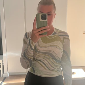 Meshtopp - Mönstrad meshtopp, perfekt för att liva upp kostymen eller partyoutfiten! Väldigt bra skick!