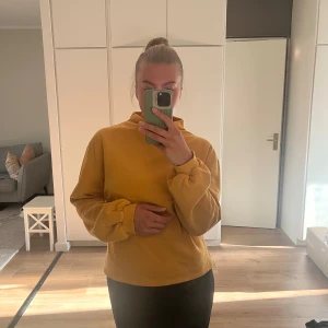 Tunnare tröja - Superfin tröja i senapsgul från Nelly. Går att använda till mycket, klä ner kjolen eller gör en mer casual look med jeans. 