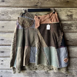 Patchwork kjol - Ascool kjol från Desigual! Köpt second hand men aldrig använd av mig. Jättefint skick! Passformen är mer som andra bilden, inte ”avrundad” som på första.