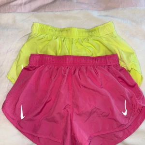 Löparshorts Nike  - Två par löparshorts från Nike. Använda 1 gång så i bra skick. De är storlek S på båda. 599 för båda och styck kostar de 350💗 perfect nu till sommaren:) 🏃🏼‍♀️