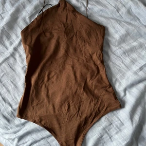 Brun body - Brun body med tunna band, oanvänd och i bra skick från HM