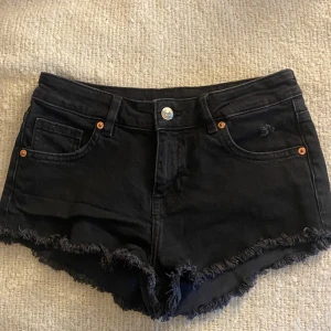 Lågmidjade Jeansshorts - Passar även strl 34, inga defekter.