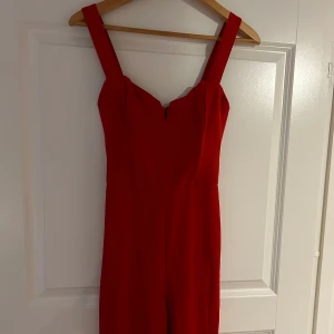 Jumpsuit  - En favorit i garderoben som tyvärr inte passar mig längre. Tight röd jumpsuit med korsett-aktig överdel. Använd ett par gånger, i väldigt fint skick!  (sista bilden är från google)