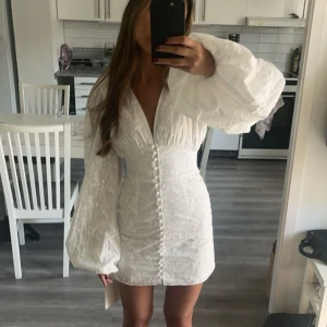 Adoore klänning - Intressekoll på denna sååå fina klänning från Adoore❤️ använd en gång. Kan även byta mot en 34