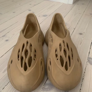 Yeezy Foam Runners - Säljer mina Yeezy foam runners som jag haft ett bra tag då jag behöver pengar. De är i bra skick förutom lite smuts men går enkelt att tvätta bort. Nypris låg på ca 3000 men säljer för 500 då jag ej har box kvar och vill sälja snabbt! Storlek 42,5