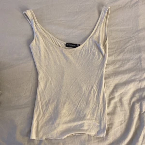 Vit beige tröja storlek 32-S fin 💕 - Fin beige vit topp tunn skön att ha på sig har använt den en gång storlek S-32 💕