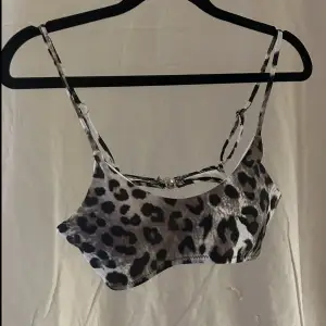 Oanvänd bikiniöverdel i leopardmönster