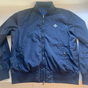 J. Lindeberg Jacka - Säljer min J lindberg jacka som endast är använd 1 gång och den är i topp skick. Ny pris på jackan är ca 2400 och jag säljer den för endast 699. Den är i storlek L men passar mig som har M. Hör gärna av er vid funderingar