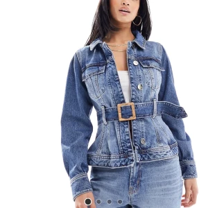 Jeansjacka - Snygg blå jeans jacka från River Island.  Med bälte storlek 36 Helt nya 💙
