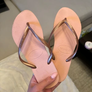 havaianas flip flop - Havaianas flip flops, bara använda 3 ggr så är i fint skick. Storlek 39/40. Köparen står för frakten 🩷