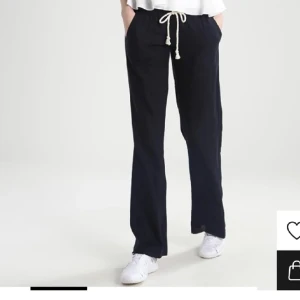 roxy linnebyxor💞 - säljer mina jätte fina roxy linnebyxor köpta på zalando💞använt få gånger och fortfarande i bra kvalitet! säljer för att de inte kommer till användning. Storlek L men passar mig som oftast har M. KOM MED PRISFÖRSLAG!!!