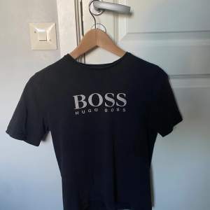 Säljer denna boss tshirt som är nästan helt ny. St Xs använt den ba ett par gånger. Den har ett jättelitet hål vid baksidan men som man inte ens märker för den är så liten men det gå att sy till.