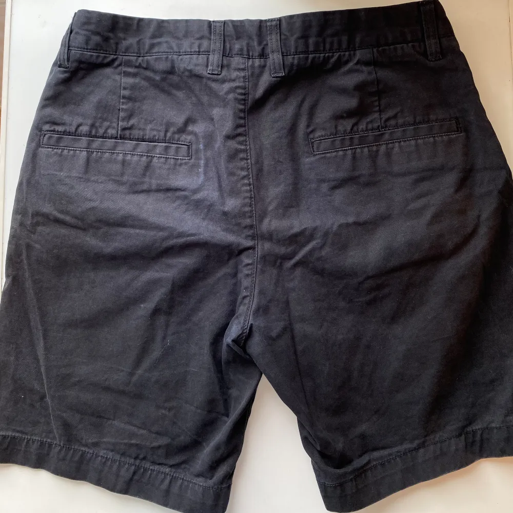 Ett par superfina Marinblå Chinos-shorts som knappt har använts!   Skickas mot att köparen står för frakten!. Shorts.