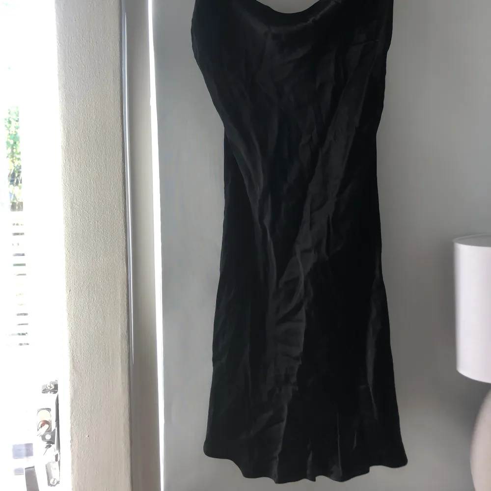 En super fin enkel svart satin klänning. Så skönt material🎀🫧🫧💕storlek S passar Xs med. Klänningar.