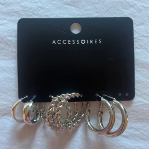 Örhängen  - 8 stycken oanvända stål örhängen! Så himla snygga och fina! 💗