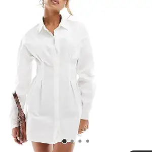Säljer denna fina skjortklänning med indragen midja. Klänningen är köpt från Asos, aldrig använd och prislappen sitter kvar.(slutsåld i alla storlekar på hemsidan). Säljer pga för liten för mig och för sent för en retur🌸 Nypris 509kr