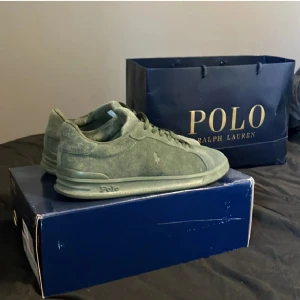 Polo ralph lauren skor - Jätte bra skick, storlek 42, mocka material väldigt snygga, kommer att rengöras innan dem skickas 