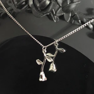 Ros halsband - ⭐️BONUS ÖVERRASKNINGS-SMYCKE VID KÖP⭐️Vackert ros halspand, nyskick! Halskedjans längd är 54 cm. Går att göra 7 cm kortare med hålen längst ut i kedjan