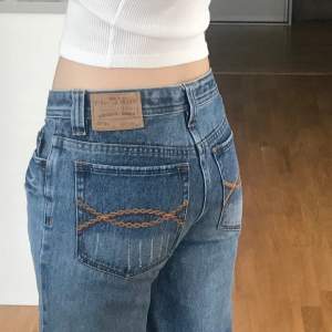 Snygga bootcut jeans med slitna detaljer som är designen. Slitstarka kvalitetsjeans i 100% bomull. Perfekt skick- som nya.  Mått: midja rakt över 37,  innerben 81,5