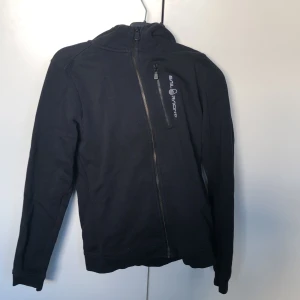 Sail racing hoodie - Sail racing hoodie barn stl 160. Perfekt skick. Nypris 1000 mitt pris 499