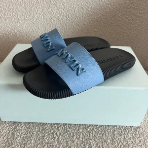 Lanvin slides - Ett par riktigt snygga lanvin slides oanvända. Allt og medföljer. Snabb Leverans 🚚 