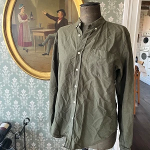 L’homme rouge skjorta - Skjorta från äldre säsong av l’homme rouge. Sitter som M/L (48/50). Inga skavanker, men en strykning hade gjort den gott