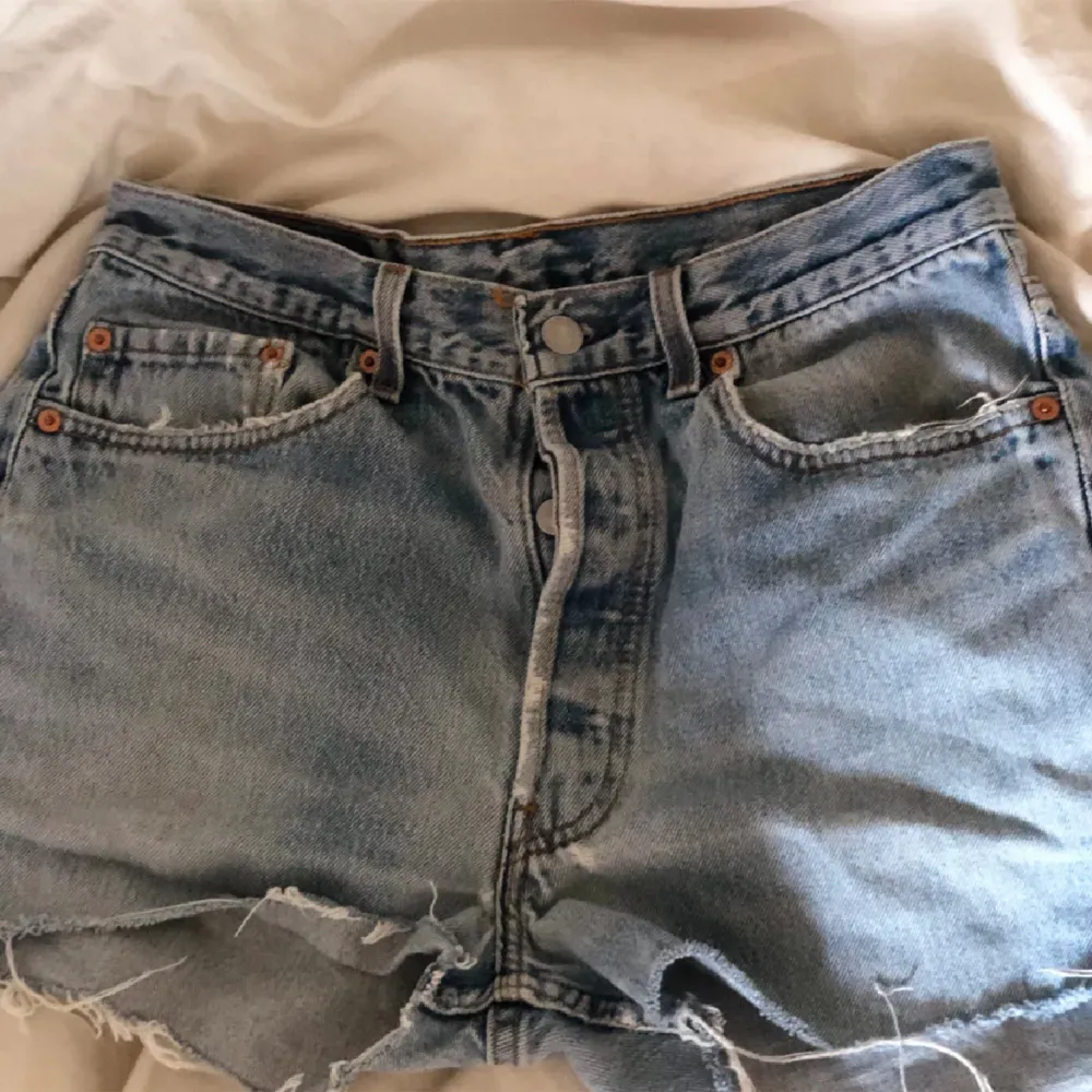 Snygga Levis jeans shorts med midjemått på 35cm rakt över, passar någon som har s/m beroende på vad man vill ha för passform! 💕 . Shorts.