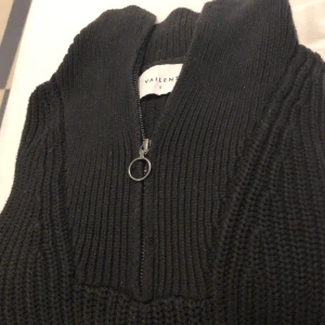 Stickad tröja  - Skick 10/10. Stor passform, mer som en L än en S som står i tröjan. Hör av dig vid frågor eller fler bilder! 