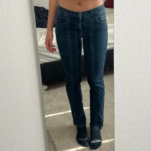 Lågmidjade mörkblåa jeans - Lågmidjade mörkblåa byxor från Angels storlek M