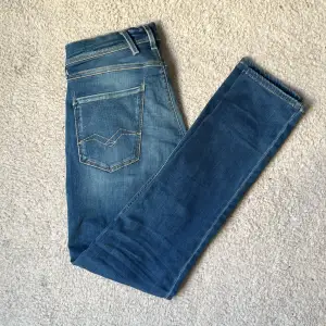 Tjenare, jag säljer ett par replay jeans i storlek 29-32 Skick 8/10 inget fel på dem över huvetaget! Om du har minsta fråga eller fundering så tveka inte om att höra av dig.👌😄