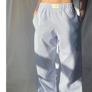 Linnebyxor  - Säljer dessa super fina blå randiga ”linnebyxor” lite mer tyg material skulle jag säga. Endast testade säljer för att man inte kunde lämna tillbaka. Köparen betalar för frakten 💞nypris är 450kr