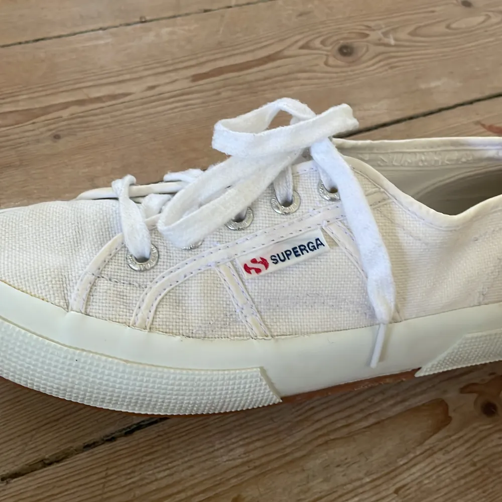 Vita sneakers/tygskor. Så fina till sommaren! Önskar jag kunde ha dem men tyvärr fel storlek. Endast använda ett fåtal gånger och i mycket bra skick. Storlek 38🤍. Skor.