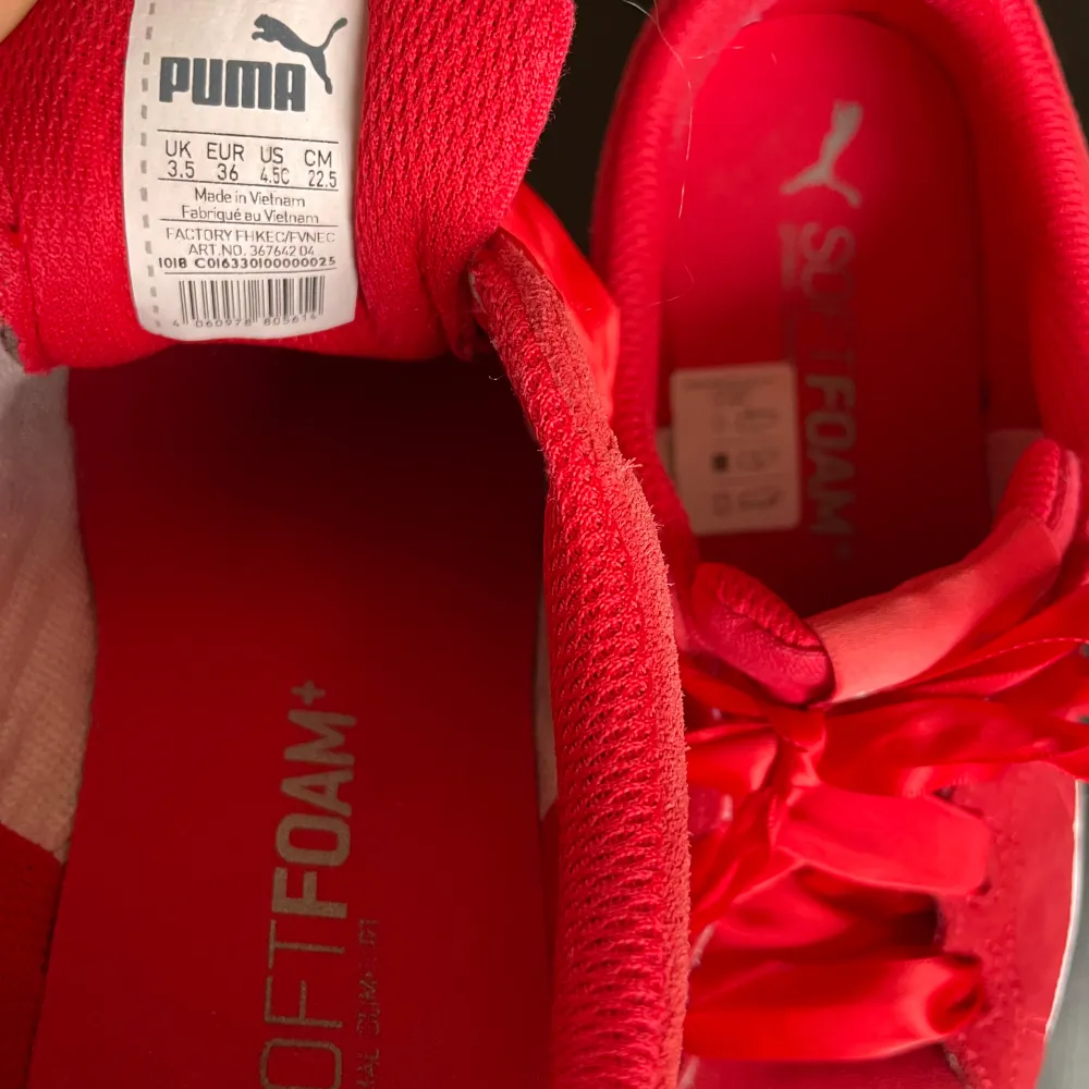 Puma mocka sneakers i perfekt skick storlek 36. Skor.