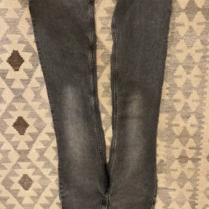 Gråa bootcut jeans - Fina blåa bootcut jeans