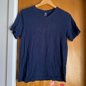 Marinblå t-shirt - I gott skick. Passar Xs också 