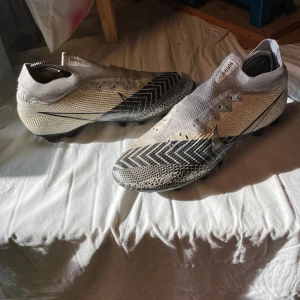 Nike mercurial  - Äldre modell Nike mercurial. Storlek 44. Litet hål som syns på bild annars i extremt bra skick🤝