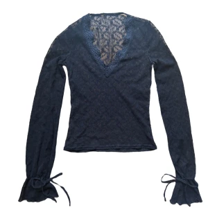 vintage spets långärmad topp - snygg långärmad mörkblå/svart topp i spets. Passar en XS eller S.  köparen står för frakt. 🩷