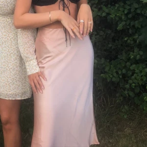 Satin kjol - Superfin kjol i en ljusbeige/rosa champagne färg 💕💕