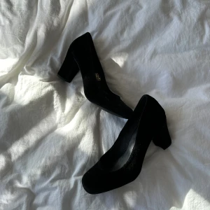 velour pumps - oanvända 