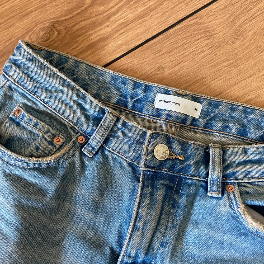 Sänder dessa jättefin low straight jeans från Gina i storlek 34, använda fåtalet gånger och säljer då de inte passar😊 Passformen är jättebra och en super fin blå färg utan dofta deftekter!. Jeans & Byxor.