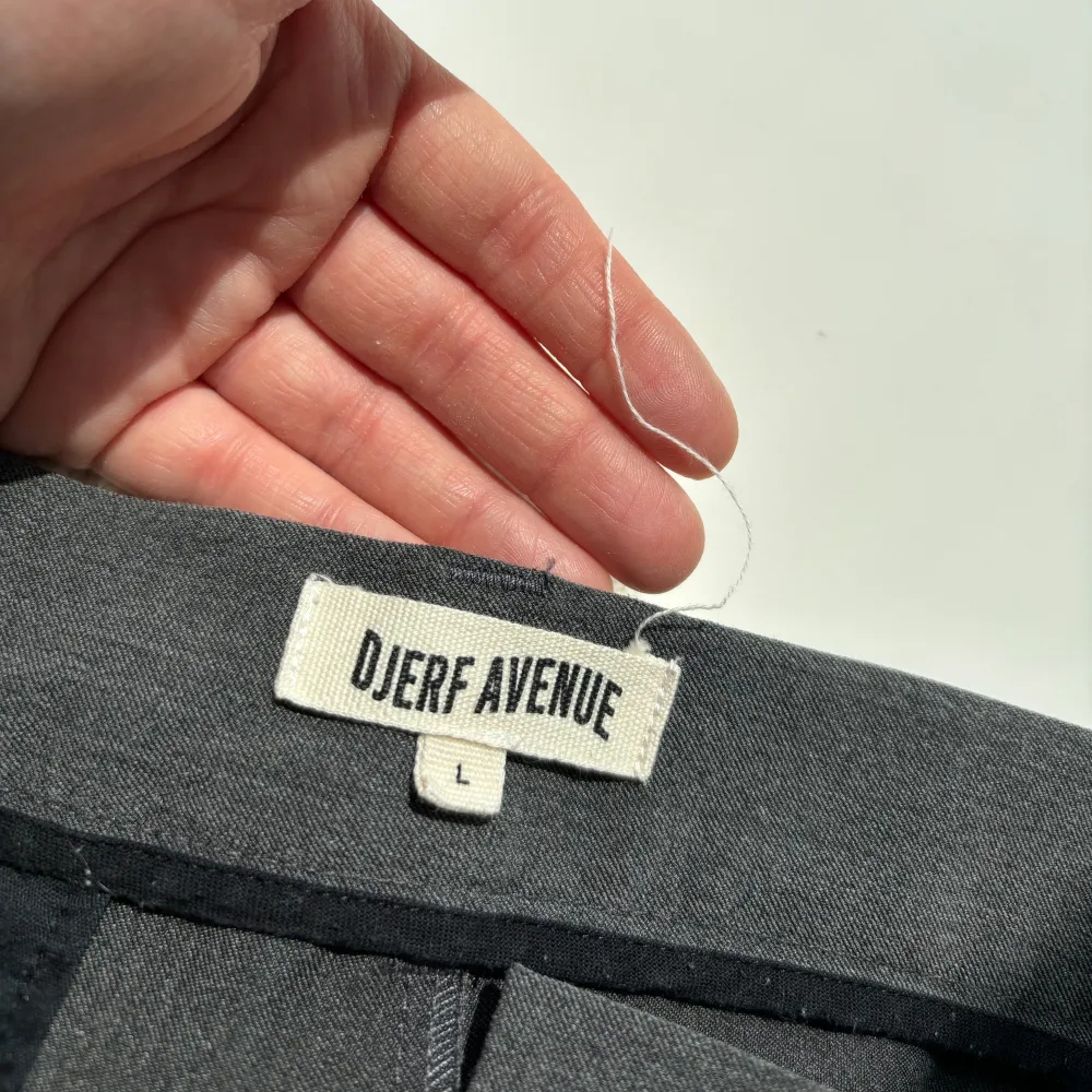 ”Favorite Pants Grey TALL”,strl L från Djerf Avenue! Har strukit upp byxorna så de nuddar precis marken för mig som är 170 och klistret har börjat släppa så det finns spår av det längst ner på benen ( se sista två bilder )   Fler bilder kan skickas. . Jeans & Byxor.