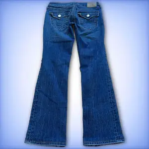 Ett par jätte fina straight True religion jeans i ett jätte fint skick!  Hör av dig ifall du har frågor!💙 (Dem är smått uppsydda)