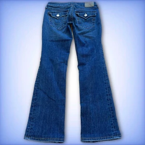True religion Jeans - Ett par jätte fina straight True religion jeans i ett jätte fint skick!  Hör av dig ifall du har frågor!💙 (Dem är smått uppsydda)